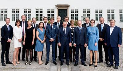Regeringen Lars Løkke Rasmussen 2 foran Marienborg i 2015