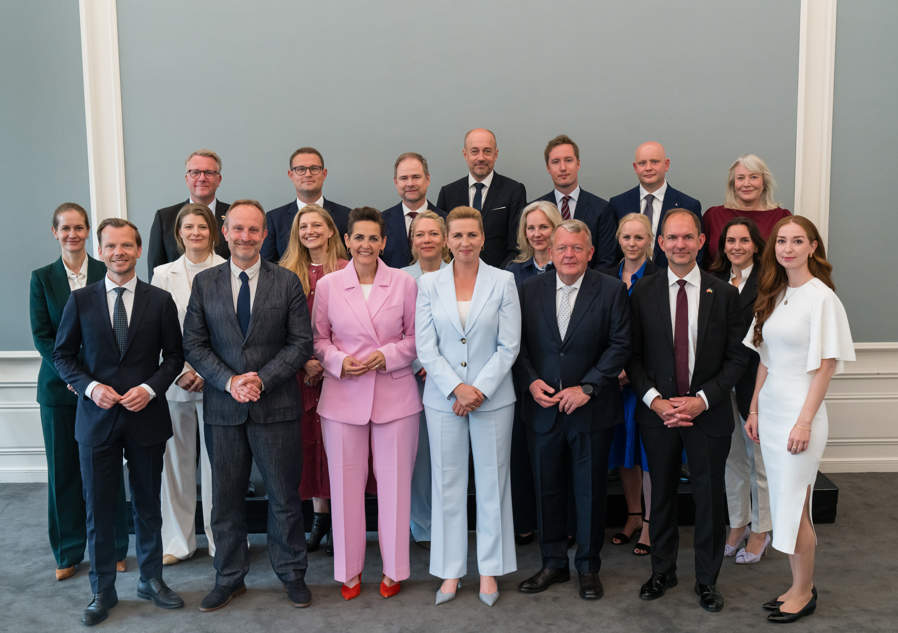 Family photo of the government Mette Frederiksen III